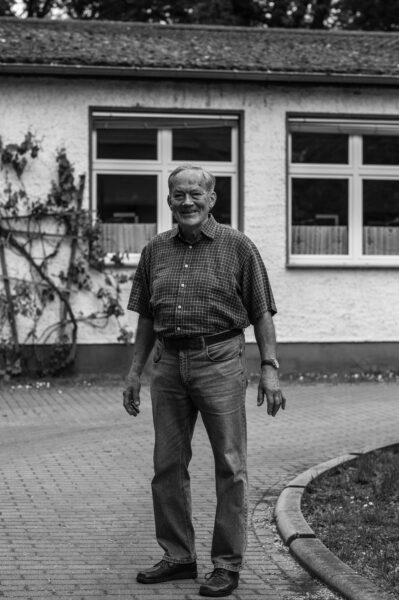 Norbert Kroker, ehemaliger Leiter der Erich-und-Charlotte-Garske-Schule in Görsdorf bei Beeskow auf dem Campingplatz am Springsee