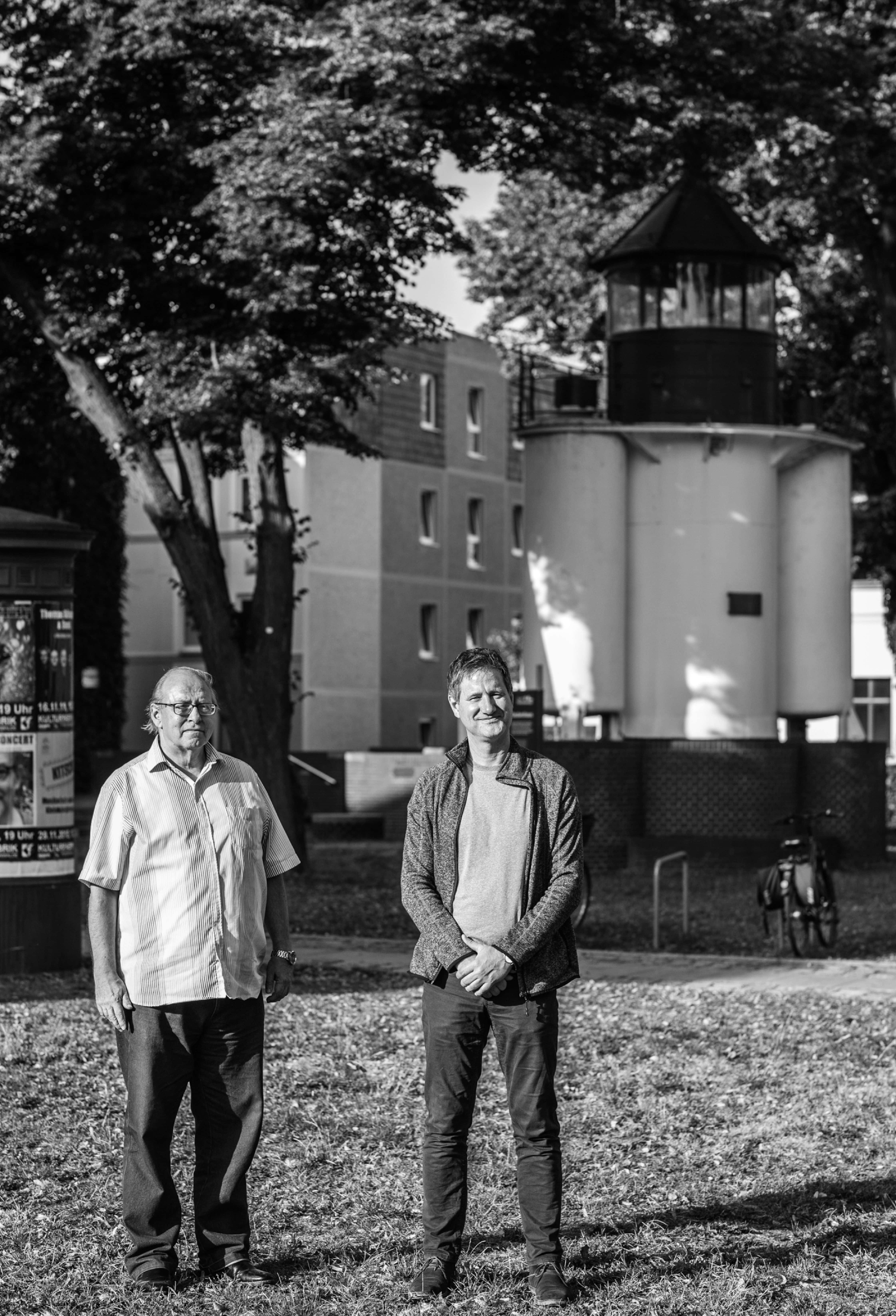 Florian Wilke (links) und Guido Strohfeldt auf dem Museumshof vor dem Leuchtturm in Fürstenwalde