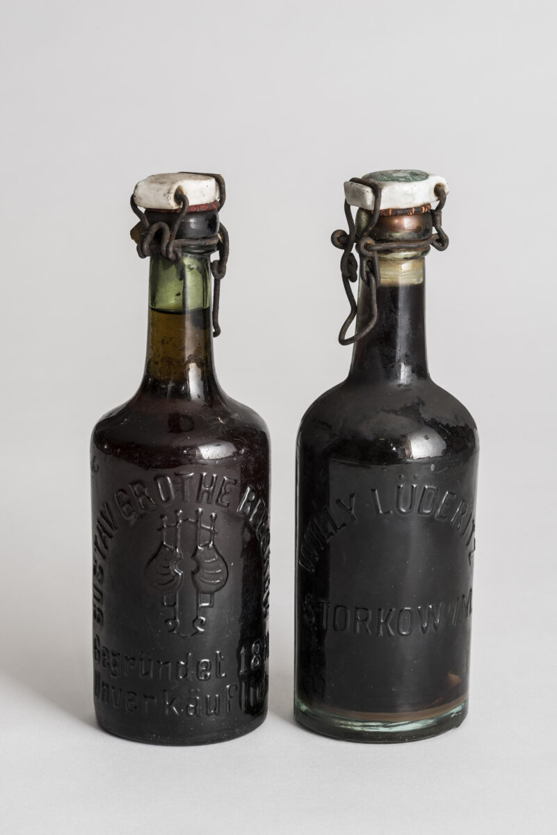 Zwei Bügelbierflaschen mit Porzellanverschluss