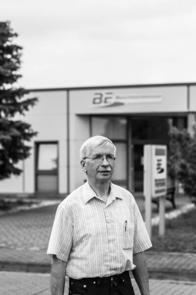 Matthias Fleischhauer vor seinem jetzigen Arbeitgeber, der BE Maschinenmesser GmbH & Co. KG in Spreenhagen