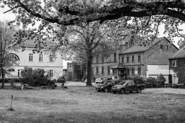 Blick auf das Sieversdorfer Gutshaus mit der ehemaligen Brennerei