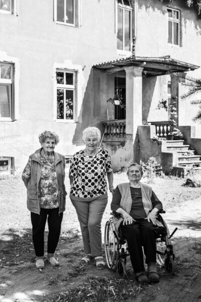 Helga Döbis, Gisela Pelz und Frieda Hülsenitz vor dem Gutshaus in Kuhnshof