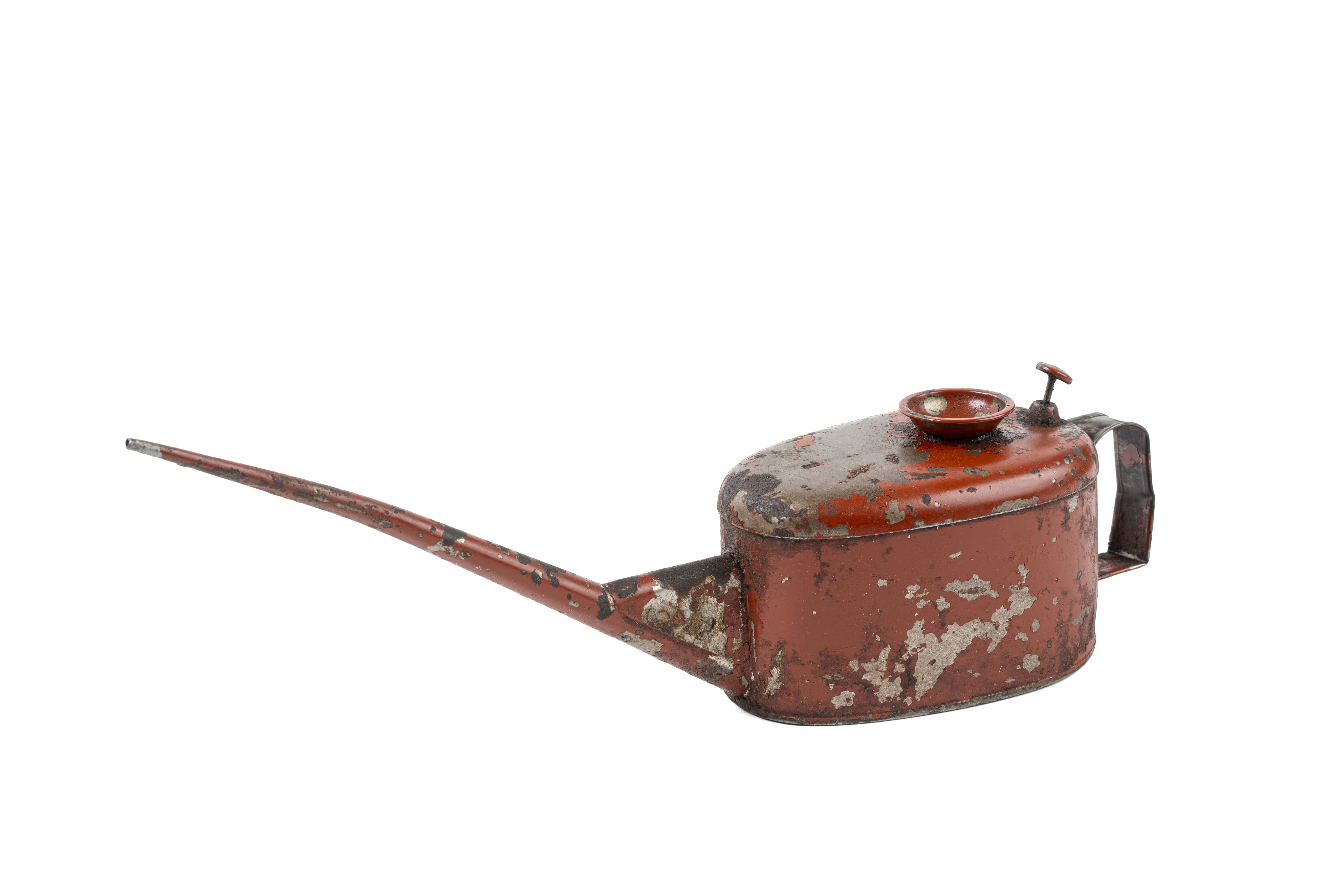 Ölkanne, Um 1900, Metall, rot lackiert, Herkunft unbekannt, Sammlung: museum oder-spree (Foto: Bernd Choritz)