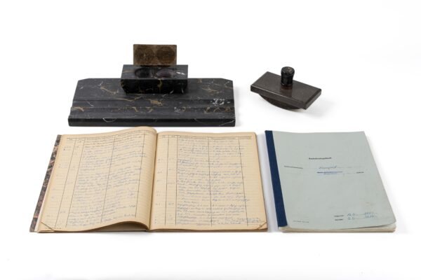 Protokollbuch »Besondere Vorkommnisse über Arbeitsschutz und Sicherheit Kersdorf«, 2.6.1958–19.2.1966, Papier/Pappe Verkehrstagebuch, 12.5.2009-5.10.2010, Papier/Pappe, MS=Motorschiff, FG=Fahrgastschiff, MB=Motorboot, PB=Paddelboot, SB=Schubboot Schreibgarnitur mit Löschwippe, 1930er-Jahre, Marmor/ Holz/Texti (Foto: Bernd Choritz)