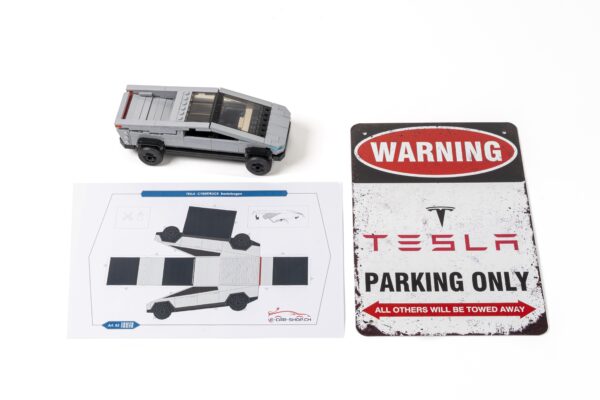 Bastelbogen »Tesla Cybertruck«, Bausatz für das Modellauto »Tesla Cybertruck«, Blechschild »Warning. Tesla Parking only. All others will be towed away« (Foto: Bernd Choritz)
