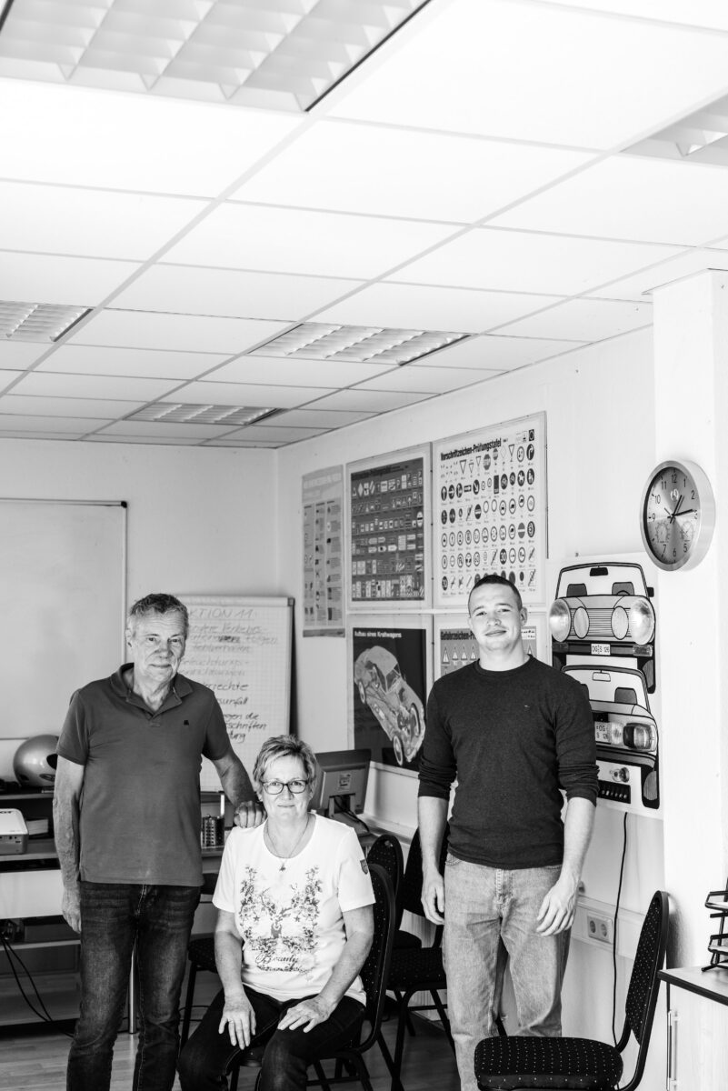 Phil Kusche (r.) soll die Fahrschule eines Tages übernehmen. (Foto: Andreas Batke)