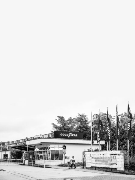 Eingang zum Werksgelände mit Unterschriftenlisten für den Standorterhalt (Foto: Andreas Batke)