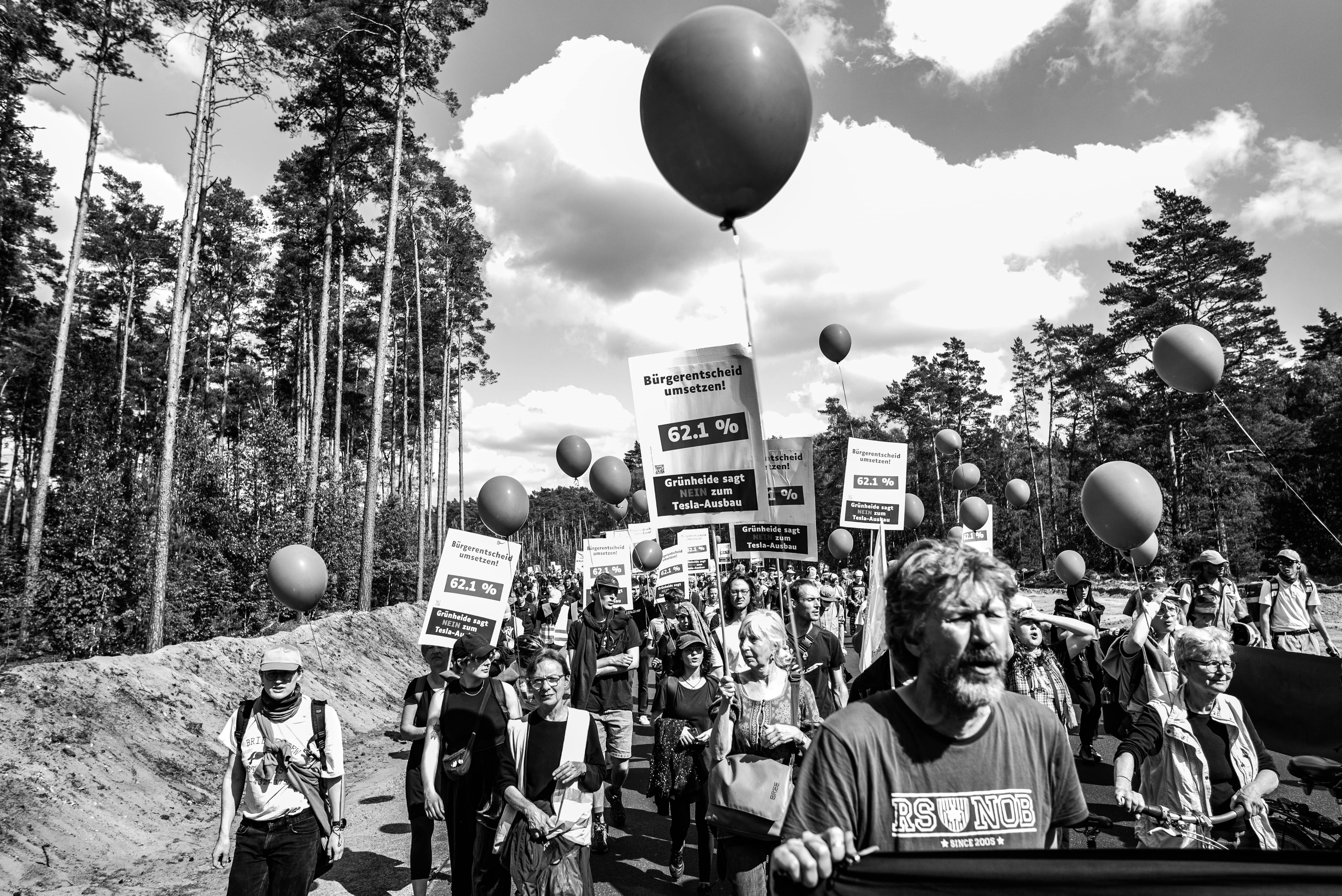 Demonstrationen von Gegnern des geplanten Tesla-Ausbaus: Bei einer Bürgerbefragung Anfang 2024 hatte eine Mehrheit der Grünheider:innen gegenm die Werkserweiterung gestimmt. (Foto: Andreas Batke)