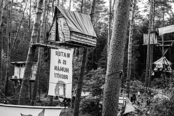 Aktivist:innen besetzen den Wald bei Tesla seit Anfang 2024.