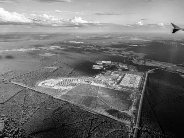 Aus der Luft sind die Ausmaße der Gigafactory Tesla erlebbar. (Foto: Andreas Batke)