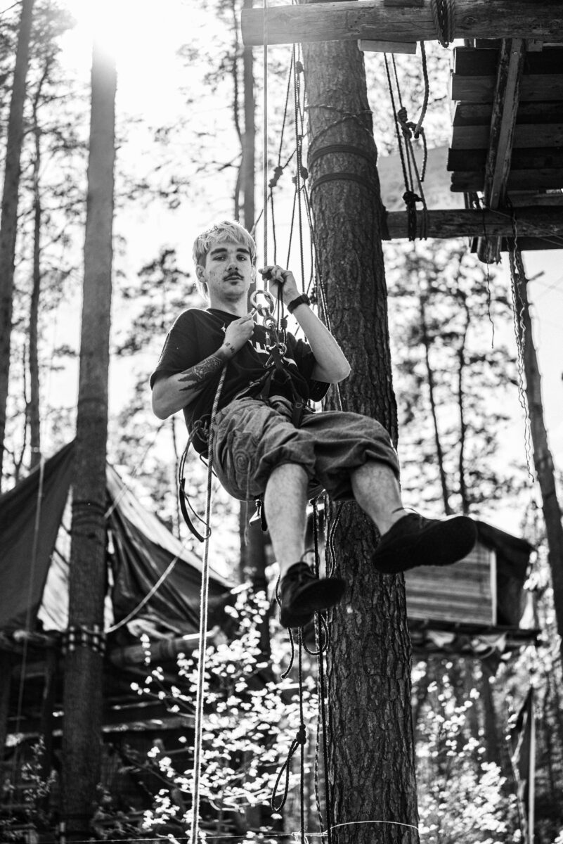 Roman Rauch im Protestcamp neben der Tesla-Fabrik (Foto: Andreas Batke)