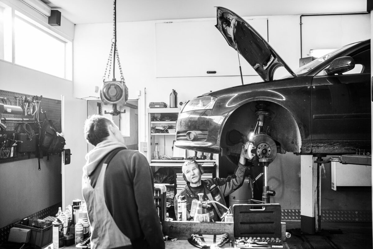 Beim Autodienst »Görsdorf« wird ein Wagen unter die Lupe genommen. (Foto: Andreas Batke)