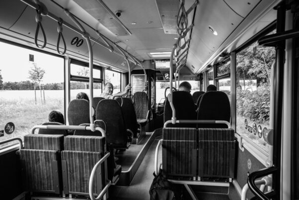 Für viele Menschen auf dem Lande ist der Bus das Mittel der Wahl, um von A nach B zu kommen. (Foto: Andreas Batke)
