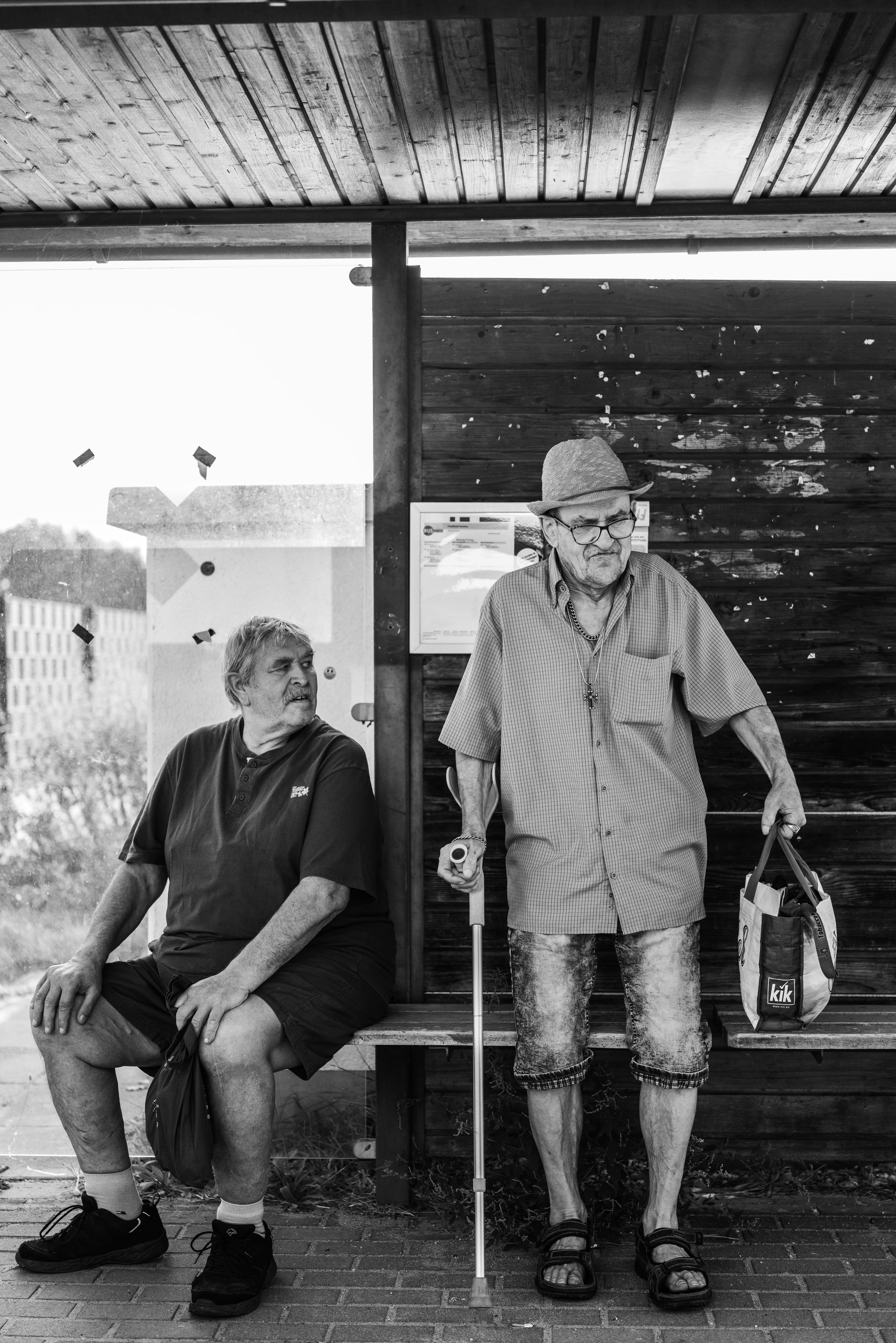 Der gehbehinderte Klaus-Peter Kuhnert (r.) ist auf den Bus angewiesen, um in die Stadt zu kommen. (Foto: Andreas Batke)