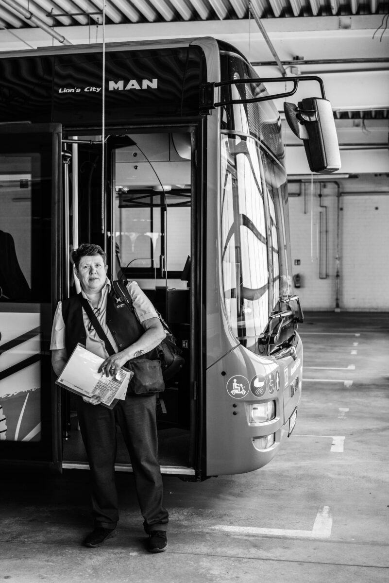 Sabine Jürgens hat das Glück hinterm (Bus)Steuer gefunden. (Foto: Andreas Batke)