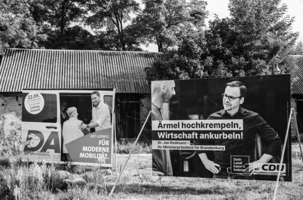 Mobilität auf dem Lande (l.) war 2024 für viele Parteien auch ein Thema bei der Landtagswahl in Brandenburg. (Foto: Andreas Batke)