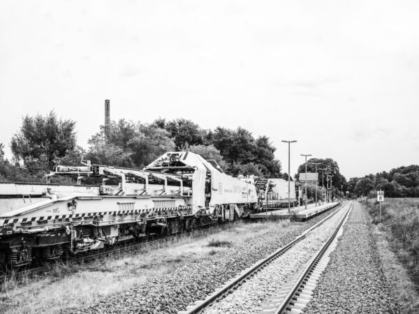 Ein Bauzug der Deutschen Bahn erneuert die Gleise in Friedersdorf. (Foto: Andreas Batke)