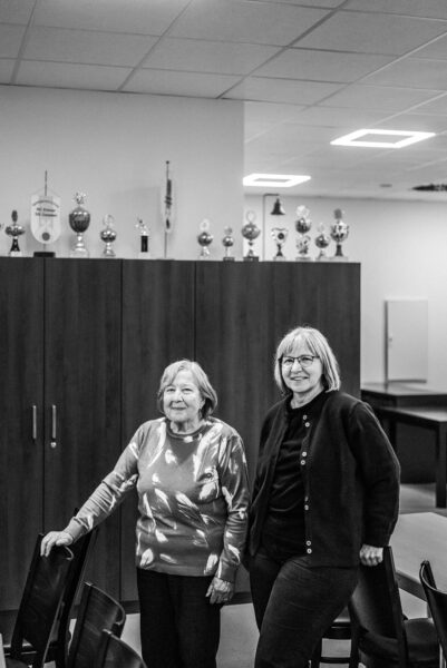 Waltraud Catholy (l.) und Sabine Korrmann sind sich einig: »Singen in der Gemeinschaft macht Spaß.« (Foto: Andreas Batke)