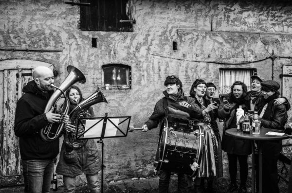 Beim Zapust, der wendischen Fastnacht, wird das traditionelle wendische Zamperlied »Gib mir ein Ei!« intoniert. (Foto: Andreas Batke)