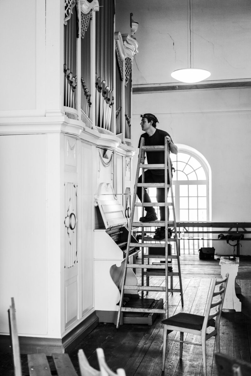 Auch eine Leiter gehört zu den Arbeitsgeräten Konrad Schefflers. Das Restaurieren einer Orgel bleibt Handarbeit. (Foto: Andreas Batke)
