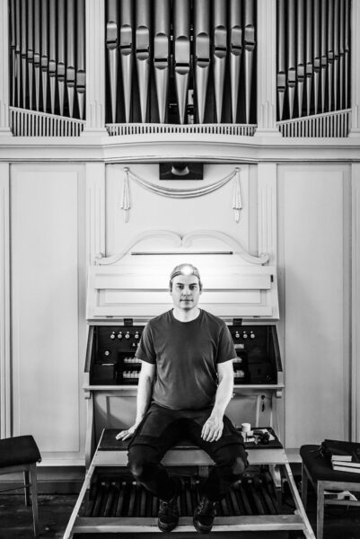 Besonderer Arbeitsplatz: Konrad Scheffler vor einer Orgel (Foto: Andreas Batke)