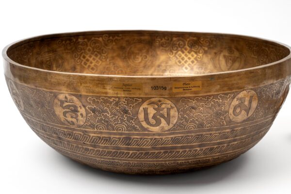 Gong (Buddha Feet Singing Bowl) mit Schlägel - Nach 2000, Nepal, Metall-Legierung/Holz/Kunstfell, gegossen und graviert, Leihgeber: Oliver Peters, Sukhavati – Zentrum für Spiritual Care, Bad Saarow (Foto: Bernd Choritz)