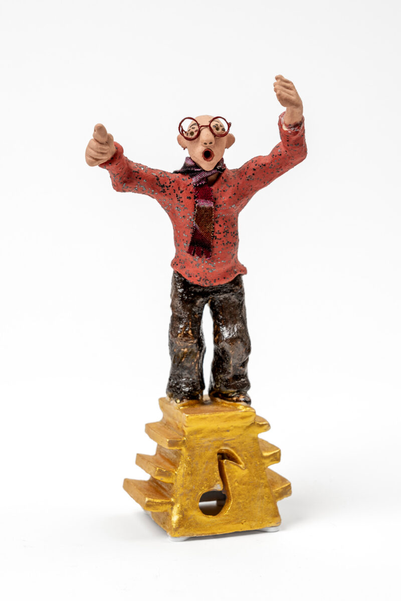 »Chorleiter Thomas Mahler« - 2018, Plastik von Anett Vetter, Keramik, farbig gefasst, Leihgeber: Frauenchor Erkner e. V. (Foto: Bernd Choritz)