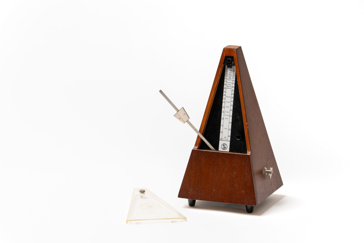 Mechanisches Metronom - 1970er-Jahre, DDR (Deutsche Demokratische Republik), VEB Sinfonia Markneukirchen (heute Freistaat Sachsen), zum Aufziehen, Holz/Metalle/Kunststoff, Sammlung: museum oder-spree (Foto: Bernd Choritz)