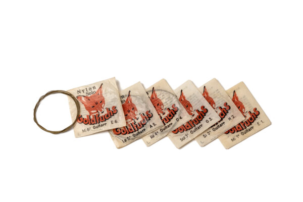 Satz von sechs Gitarrensaiten E-A-D-G-H-e - o. J., »Goldfuchs«, Schutzmarke ROSS 100 L, DDR (Deutsche Demokratische Republik), Sammlung: Museum Utopie und Alltag, Bestand Alltagskultur (Foto: Bernd Choritz)