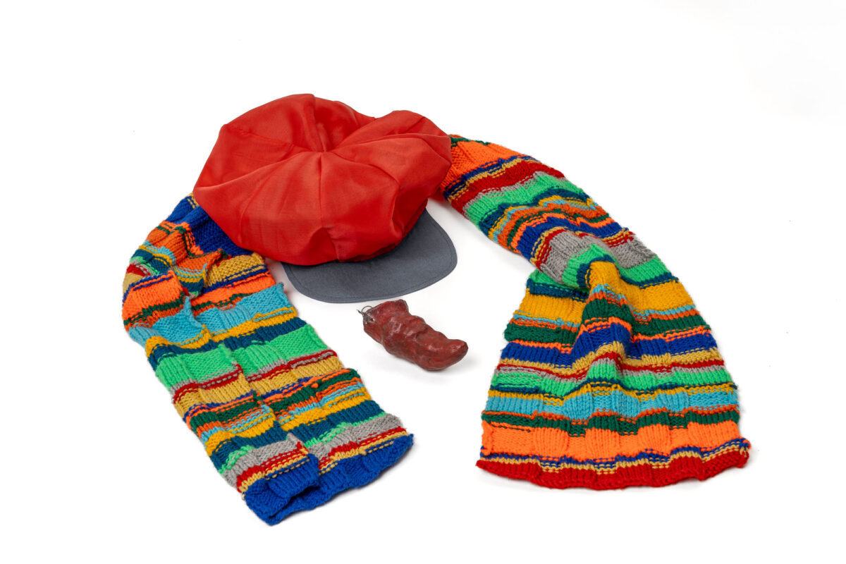 Bühnenaccessoires von Snowy: Rote Nase, Wollschal, Mütze - Nach 2000, Kunststoff/Wolle/Kunstfaser, Leihgeberin: Andrea Titzki, Eisenhüttenstadt (Foto: Bernd Choritz)