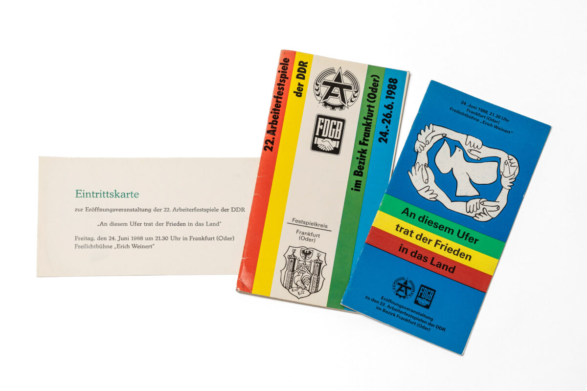 Eintrittskarte und Programmheft der 22. Arbeiterfestspiele der DDR im Bezirk Frankfurt (Oder), 24.–26. Juni 1988 - Juni 1988, Papier/Pappe, DDR, herausgegeben vom Bezirksvorstand des FDGB (Freier Deutscher Gewerkschaftsbund) Frankfurt (Oder), Sammlung: Museum Utopie und Alltag, Bestand Alltagskultur (Foto: Bernd Choritz)