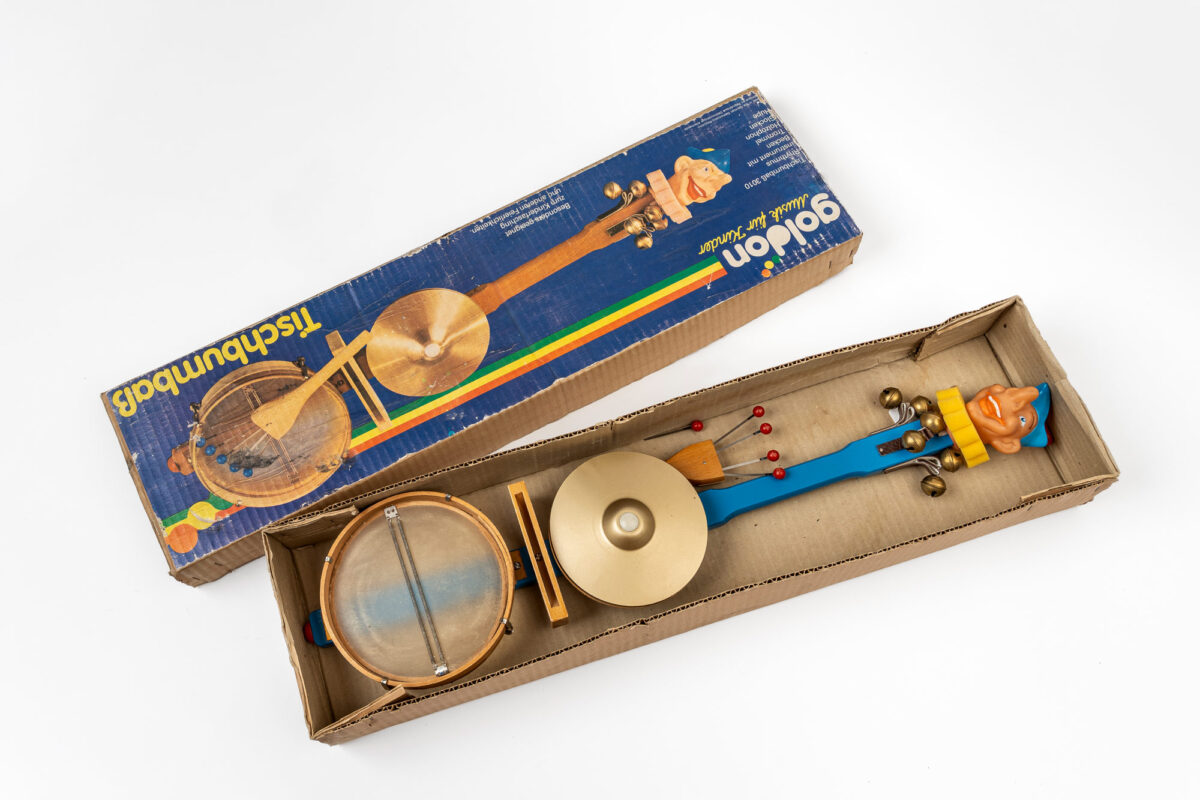 Tischbumbass - 1970er-Jahre, DDR, Fa. Goldon, Markneukirchen, Typ 3010, Karton-Aufschrift: »Besonders geeignet zum Kinderfasching und anderen Feierlichkeiten«, Holz/Metalle/Kunststoffe/ Schaumstoff/Leder, Sammlung: Museum Utopie und Alltag, Bestand Alltagskultur (Foto: Bernd Choritz)