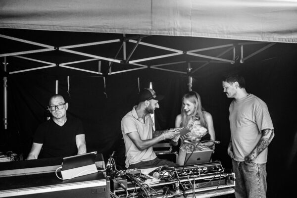Sängerin Undine Lux übergibt bei einem Auftritt in Fichtenwale den Tontechnikern das Tablet mit ihrer Begleitmusik. (Foto: Andreas Batke)