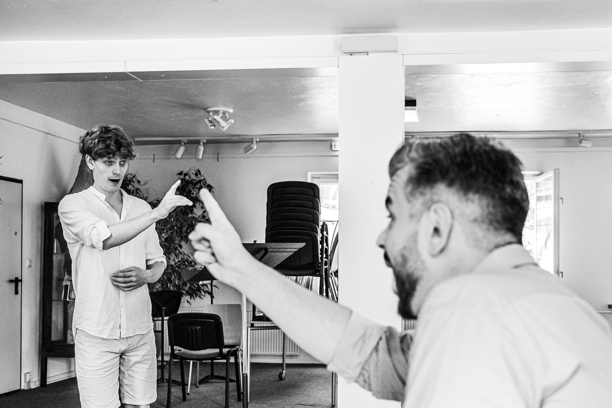 Bernhard Hansky (r.) bei der Arbeit mit dem jungen Bass-Barriton Joshua Aidna Ruddock während des Internationalen Opernkurses 2025. (Foto: Andreas Batke)