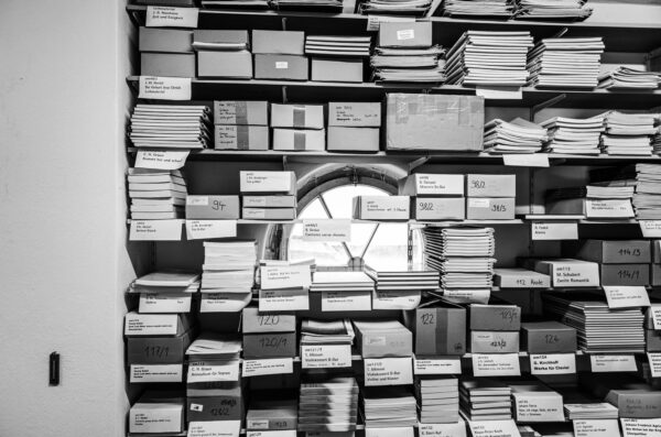 Blick auf die Regale im Beeskower »ortus musikverlag« (Foto: Andreas Batke)