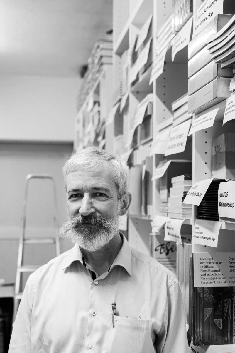 Ekkehard Krüger im Lager des Beeskower »ortus musikverlages« (Foto: Andreas Batke)