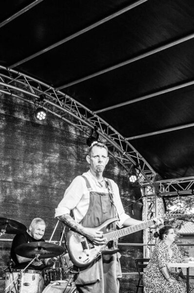 Andreas Janitz (vorn) und die Band beim »Parkkonzert Inklusiv« in Reichenwalde. (Foto: Andreas Batke)