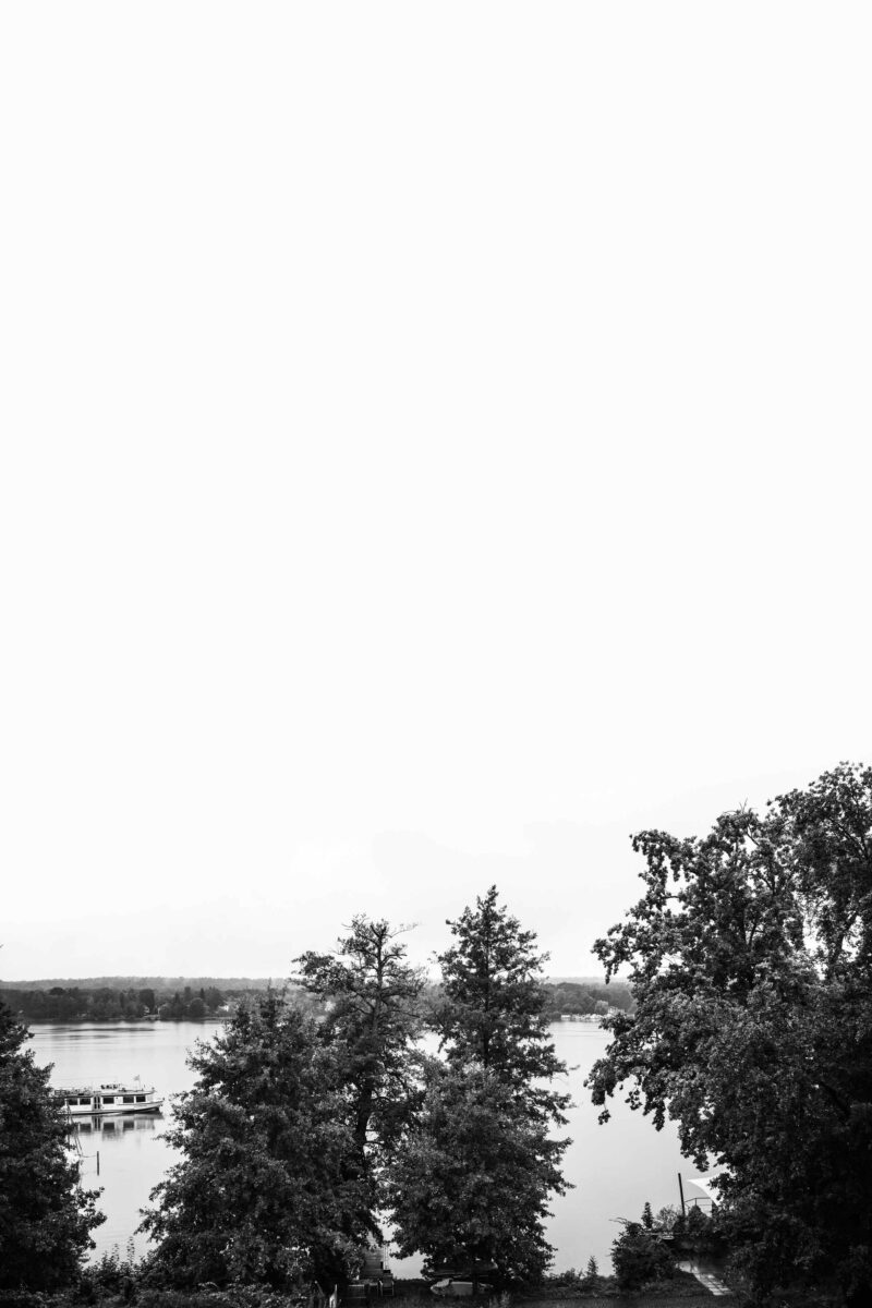Das Sukhavati steht in Bad Saarow direkt am See uns ist so konzipiert, dass seine Bewohner aus jedem Zimmer aufs Wasser blicken können. (Foto: Andreas Batke)