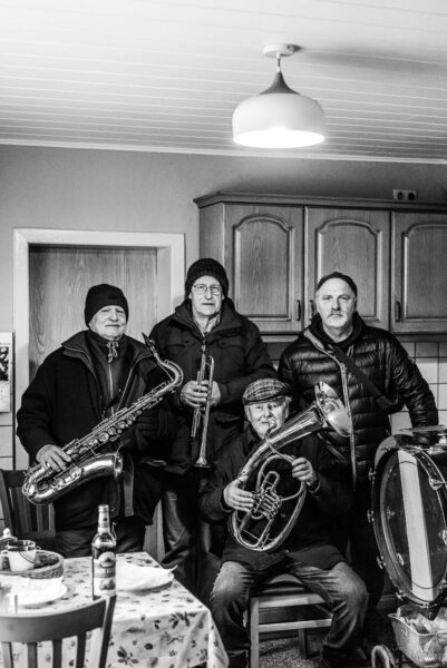 Jürgen (v.l.), Markus, Siegfried und Oliver spielen von Januar bis März immer samstgas auf Fastnachten in der Region. (Foto: Andreas Batke)